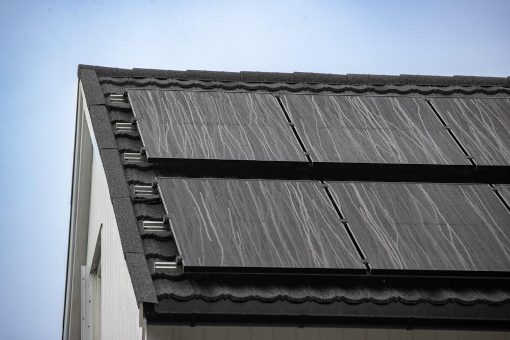 Solceller på tak i regn