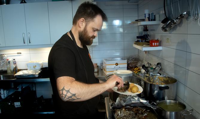Kaféen Møtestedet er et viktig holdepunkt i hverdagen for mange i Bodø. Kokk og kaféleder Arne Bergdal legger stor vekt å lage sunn, velsmakende og næringsrik mat.