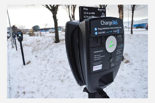 
Bodø Energi Kraftsalg har montert 12 elbilladere utenfor Energihuset i Rønvik. Ytterligere infrastruktur er lagt i bakken for å kunne montere flere ladere ved behov