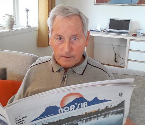 AVIS-DUGNAD: – Det er oppsiktsvekkende at en avis kan drives på dugnad i flere generasjoner, selv om det kommer bare fire utgaver i året. Derfor er også støtten fra Bodø Energi viktig for oss, sier Ragnar Johansen.