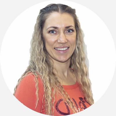 Salgssjef Svetlana Hansen har god erfaring med elbilladere og gir deg et godt tilbud.