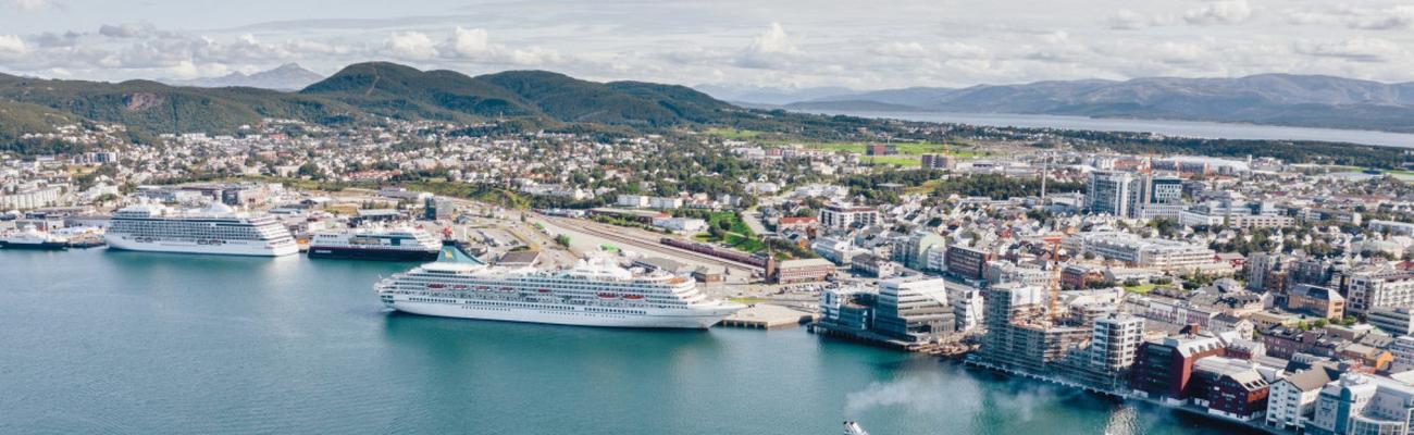 Hurtigruten og cruiseskip i Bodø Havn. Fotokred; Benjamin Strøm. Drone Nord