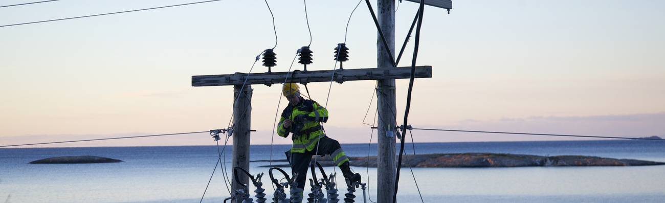 Bilde av elektromontør som arbeider